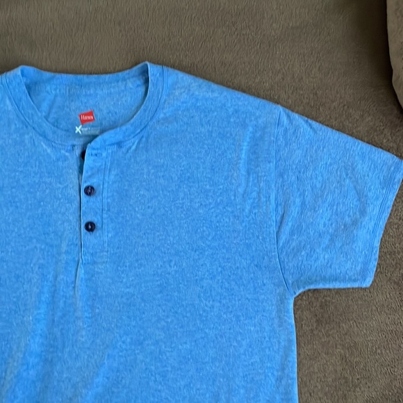 Hanes Short Sleeve Shirt. Medium - Picture 5 of 7
